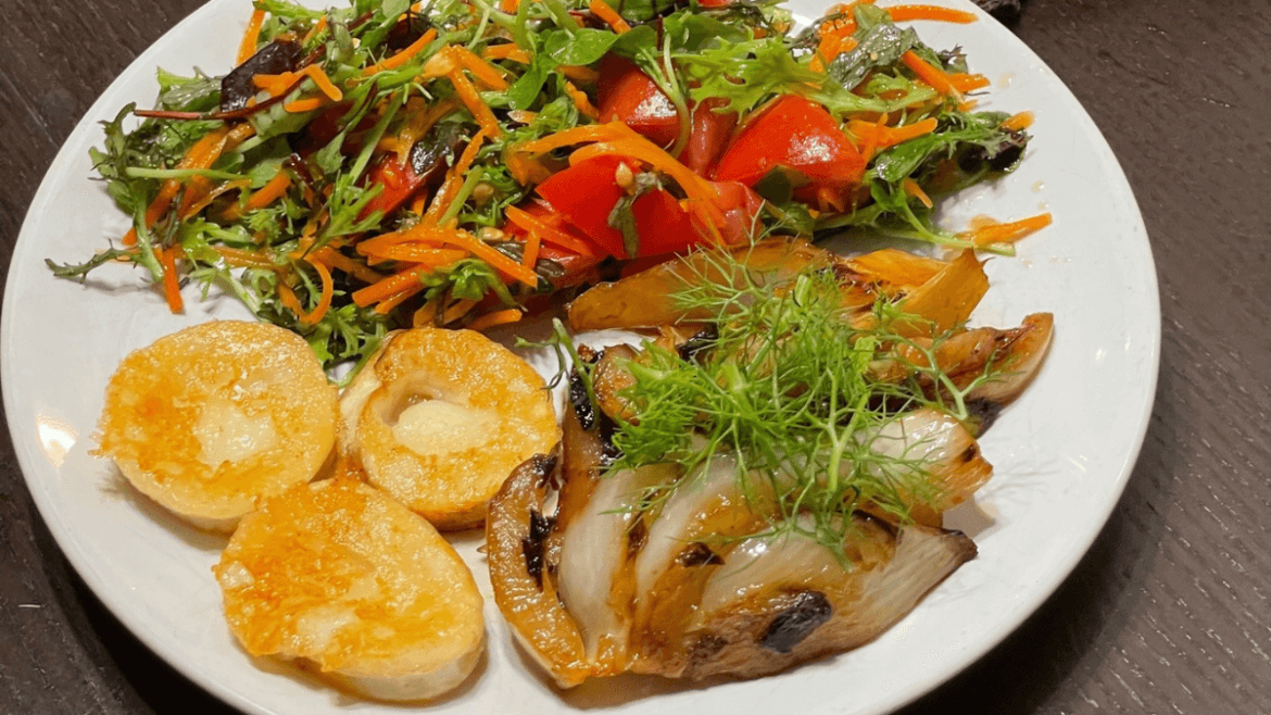 Wildkräutersalat mit karamellisiertem Fenchel
